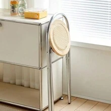 Une chaise de dossier pliable en acier inoxydable et rotin, simple et de luxe léger pour petit appartement. Tabouret de salle à manger pratique