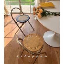 Une chaise de dossier pliable en acier inoxydable et rotin, simple et de luxe léger pour petit appartement. Tabouret de salle à manger pratique