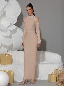 Vestido longo preto elegante com gola alta e ombros à mostra, mangas adornadas com pérolas e strass, modelo justo ao corpo, ideal para festas e casamentos.