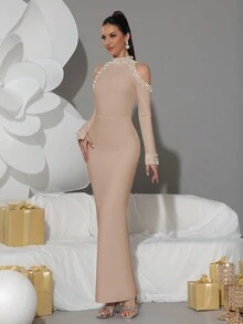 Vestido longo preto elegante com gola alta e ombros à mostra, mangas adornadas com pérolas e strass, modelo justo ao corpo, ideal para festas e casamentos.