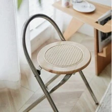 Une chaise de dossier pliable en acier inoxydable et rotin, simple et de luxe léger pour petit appartement. Tabouret de salle à manger pratique