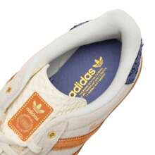 Adidas Originals 阿迪达斯 Gazelle 室内男女款运动鞋，复古运动鞋，适合健身、训练和休闲穿着，款式 JQ0956 - 乳白色/深靛藍/紫羅蘭 - 查看 6