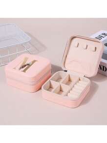 1 pièce Boîte à bijoux de voyage imprimée de lettres A-Z chic - Organisateur imperméable pour bagues, boucles d'oreilles et colliers  Boîte carrée portable anti-poussière  Cadeau parfait pour Noël et anniversaire. Ensemble pratique d'outils de maquillage pour filles, cadeau idéal, articles de voyage portables, fournitures de voyage, produits de vacances essentiels
