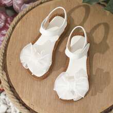 1 双女童平底可爱凉鞋，带蝴蝶结装饰，大花朵点缀，适合春夏季