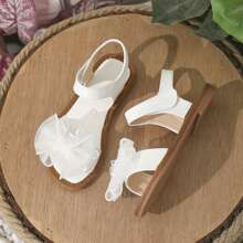 1 双女童平底可爱凉鞋，带蝴蝶结装饰，大花朵点缀，适合春夏季