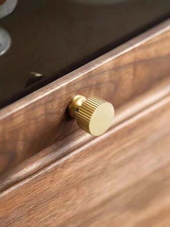 1 实心欧式家具拉手，采用铝合金材质，适用于抽屉、衣柜、橱柜门、厨柜、梳妆台、美式家居装饰。配有螺丝