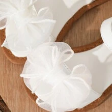 1 双女童平底可爱凉鞋，带蝴蝶结装饰，大花朵点缀，适合春夏季