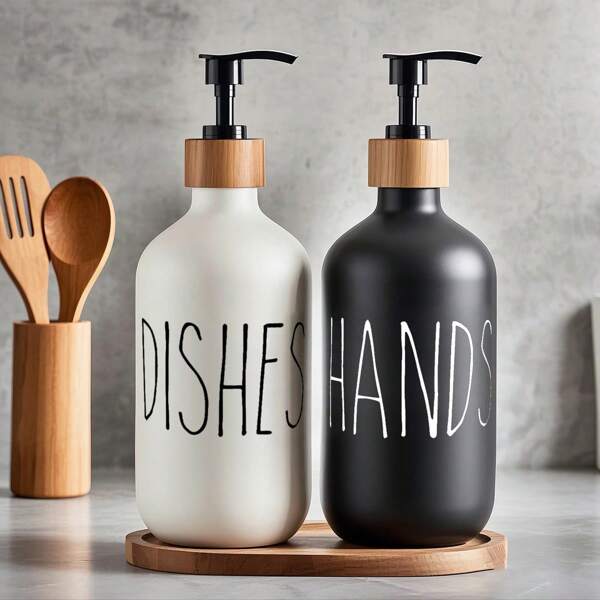 WCIC مجموعة موزع 500مل/16.9 أونصة بيد سوداء وبيضاء لحوض المطبخ ، صندوق تنظيم للحوض ، موزع صابون ، موزع شامبو ومنعم مع صينية خشب الخيزران ، زجاجات موزع شامبو قابلة لإعادة التعبئة مع مضخة خشب الخيزران ، موزع صابون بشكل حرف ، زجاجة صابون أيدي وأطباق المطبخ قابلة لإعادة التعبئة لمطهر اليدين لحمام الفندق المنزل ديكور الخريف عودة إلى المدرسة