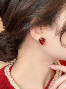 1 par de pendientes con colgante de fresa roja, adecuados para fiestas, reuniones, cumpleaños y uso diario de mujeres