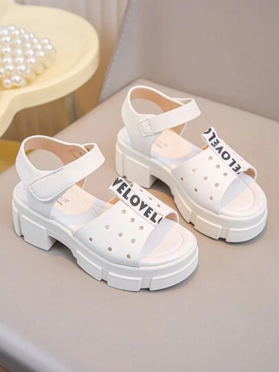 Sandalias de princesa con taco alto blancas 2025 para niñas, nuevo diseño de zapatillas de deporte de moda con puntera abierta y suela blanda para niños mayores