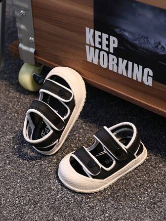 1 par barnsandaler med stängd tå med PU-överdel och halkfri yttersula