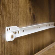 Credenza in legno con 3 scomparti e 2 cassetti, vetrina in vetro con illuminazione LED gialla (180 x 44 x 40 cm)