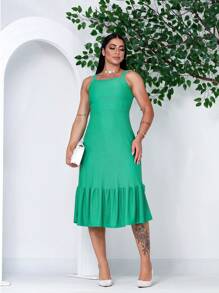 Vestido Midi em Laise Verde com Babados e Alça Larga é afresco, sofisticado e confortável tecido laise de alta qualidade ,modelagem midi alças largas ,babados sutis ,verde suave  verão e primavera .vestido versátil e estilo, conforto e leveza