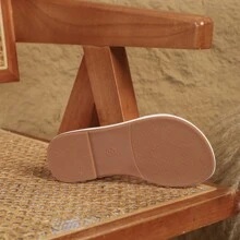 زوج من الصنادل المسطحة المزينة بالجواهر المناسبة للأطفال / البنات، مناسبة للربيع/الصيف