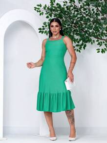 Vestido Midi em Laise Verde com Babados e Alça Larga é afresco, sofisticado e confortável tecido laise de alta qualidade ,modelagem midi alças largas ,babados sutis ,verde suave  verão e primavera .vestido versátil e estilo, conforto e leveza