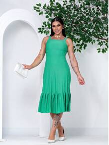 Vestido Midi em Laise Verde com Babados e Alça Larga é afresco, sofisticado e confortável tecido laise de alta qualidade ,modelagem midi alças largas ,babados sutis ,verde suave  verão e primavera .vestido versátil e estilo, conforto e leveza