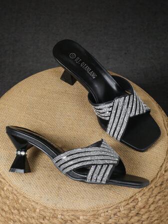 方头水钻装饰带扣高跟凉鞋，适合女士的百搭派对和正式高跟鞋