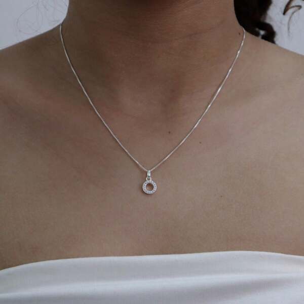 Colar Círculo Cravejado Delicado Minimalista com Pedrinhas Brilhantes Elegante Casual Banhado em Prata 925