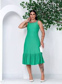 Vestido Midi em Laise Verde com Babados e Alça Larga é afresco, sofisticado e confortável tecido laise de alta qualidade ,modelagem midi alças largas ,babados sutis ,verde suave  verão e primavera .vestido versátil e estilo, conforto e leveza