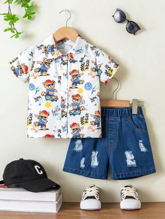 幼儿男孩街头时尚熊和滑板涂鸦印花短袖衬衫和破洞牛仔裤套装 - 适合夏季娱乐和家庭聚会。可爱的卡通图案短袖衬衫搭配破洞牛仔裤，展现阳光童真的魅力，舒适时尚，适合日常玩耍、度假或休闲聚会。适合 4-7 岁男孩，春夏。