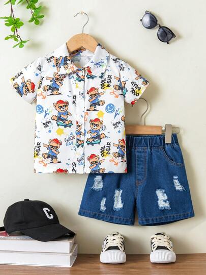 幼儿男孩街头时尚熊和滑板涂鸦印花短袖衬衫和破洞牛仔裤套装 - 适合夏季娱乐和家庭聚会。可爱的卡通图案短袖衬衫搭配破洞牛仔裤，展现阳光童真的魅力，舒适时尚，适合日常玩耍、度假或休闲聚会。适合 4-7 岁男孩，春夏。
