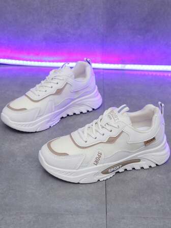 أحذية نسائية رياضية سميكة القاعدة من شبكة التهوية ذات اللون الأبيض ، أحذية رياضية عصرية قابلة للارتداء في المناسبات المختلفة مع بطانة شبكية لتهوية مناسبة وبطانة مطاطية مانعة للانزلاق، موديل رشيق، ينصح بطلب مقاس أكبر بمقدار مقاس واحد