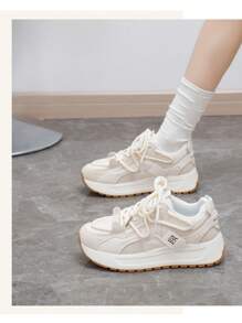 Nuove scarpe casual bianche stile coreano traspiranti, scarpe da ginnastica con platform basso da donna, autunno 2025
