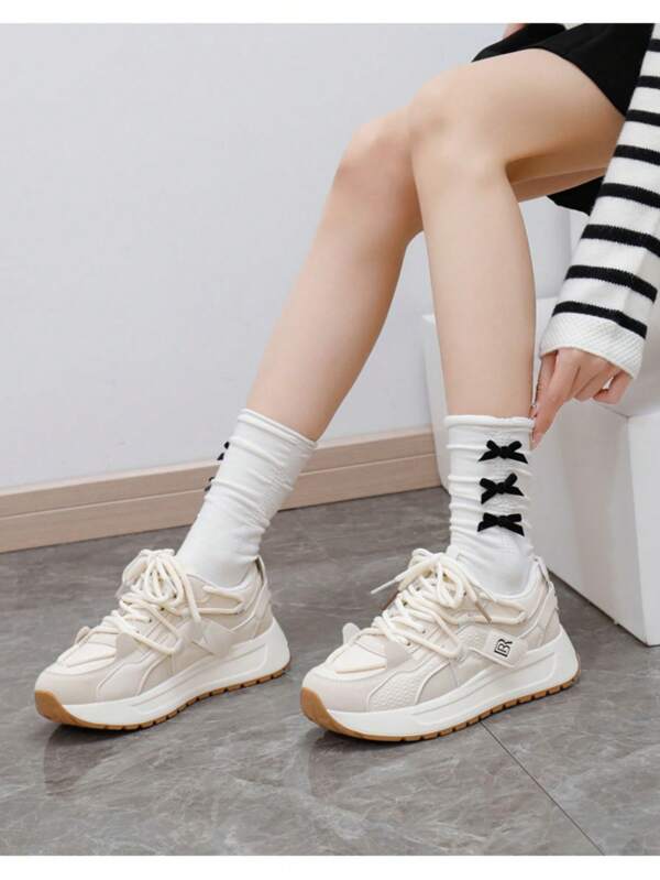 Nuove scarpe casual bianche stile coreano traspiranti, scarpe da ginnastica con platform basso da donna, autunno 2025