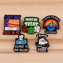 1 pieza Insignia de solapa de esmalte con diseño de letra de dibujos animados - Insignia personalizada para mochila y ropa, pasador para ropa, accesorio para bolso, accesorios escolares y de oficina, camisas, chaquetas, joyería, accesorios de otoño-invierno, Navidad, Halloween, adecuado para adolescentes, jóvenes, hombres, casual, al aire libre, atlético, vacaciones, regalos de graduación, cumpleaños, uso diario, regalos divertidos y lindos para maestros, accesorios de disfraz, encantos de bolso