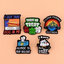 1 pieza Insignia de solapa de esmalte con diseño de letra de dibujos animados - Insignia personalizada para mochila y ropa, pasador para ropa, accesorio para bolso, accesorios escolares y de oficina, camisas, chaquetas, joyería, accesorios de otoño-invierno, Navidad, Halloween, adecuado para adolescentes, jóvenes, hombres, casual, al aire libre, atlético, vacaciones, regalos de graduación, cumpleaños, uso diario, regalos divertidos y lindos para maestros, accesorios de disfraz, encantos de bolso