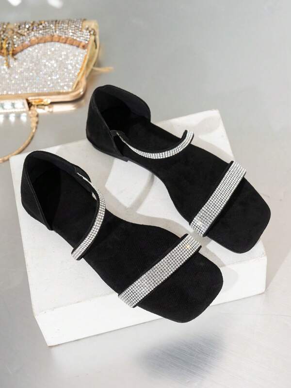 صنادل نسائية مسطحة سوداء مفتوحة الأصبع مزينة بالكريستال مع رباط كاحل على الطريقة الفرنسية، مناسبة للربيع والصيف