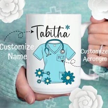 Valentinstag Geschenk, Muttertags Geschenk, Vatertags Geschenk, Personalisierte Tasse für Gesundheitsdienstleister, Personalisierte Krankenschwester Tasse mit Namen, Süße Gänseblümchen Tasse, Geschenk für Krankenschwester, Pflegestudent, Krankenschwester Abschluss Leicht zu reinigen, Exquisit, Hochwertige Personalisierte, Einzigartige Ideale Geschenke für Sie, Ihn, Freund, Freundin, Vater, Mutter, Familie, Freunde, Schüler, Arbeiter, Schule, Zuhause, Büro, Multifunktional, Dekorativ, Wiederverwendbar, Exquisit, Stilvolle, Hochwertige, Farbige, Moderne, Personalisierte, Einzigartige, Ideale Geschenke für Ihn, Ideale Geschenke für Sie, Freund, Vater, Freundin, Mutter, Familie, Freunde, Teeraum, Zuhause, Garten, Büro, Für Jahrestage, Für Valentinstag, Für Muttertag, Für Geburtstage, Für Vatertag, Für Abschluss, Für Hochzeiten, Für Einweihung, Personalisierte Tassen, Zuhause Auffrischen, Weihnachtsdekoration, Herbst Zuhause Auffrischen