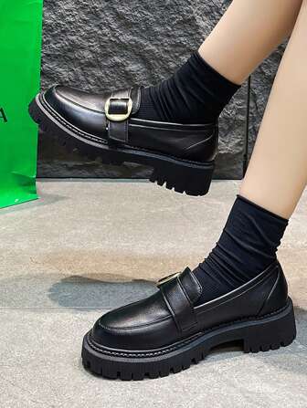 女式英伦风格黑色乐福鞋，带金属装饰细节 - 春秋季节舒适，一脚蹬正装鞋，圆头设计，轻便百搭，适合休闲或办公室穿着