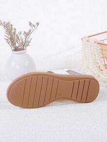 1 双女童休闲透气钩环平底公主凉鞋，适合夏季