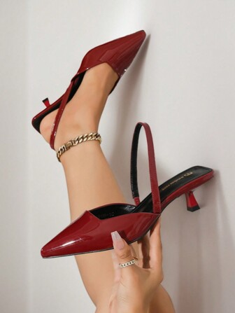 女士酒红色漆皮尖头低跟一脚蹬平底鞋