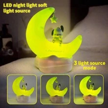 Miniso Sanrio Pochacco 新月甜梦 LED 发光装饰品，柔和夜光，优质树脂和 ABS 材料，是卧室夜灯、床头装饰和送礼的理想之选，也是情人节礼物的佳选（1 件装）。 - 綠色 - 查看 3