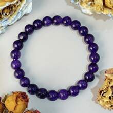 سوار من الأمثيست الطبيعي بقطر 8 ملم، الخيار الأول للنساء لارتدائه و يمكن استخدامه كهدية عيد