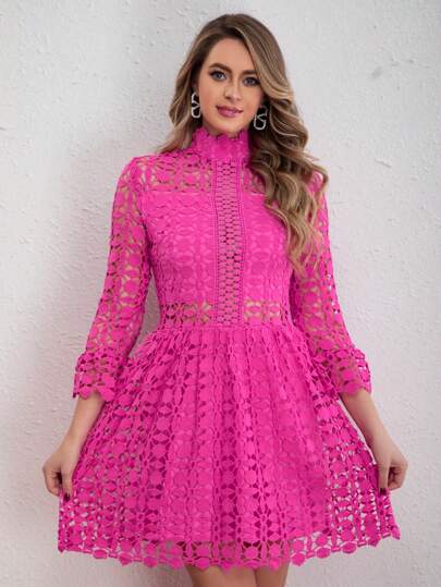 Vestido elegante de mujer con cuello alto, mangas acampanadas y encaje calado