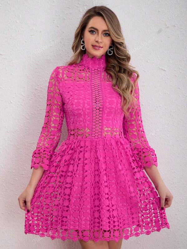 Rochie elegantă din dantelă cu mâneci evazate și guler înalt