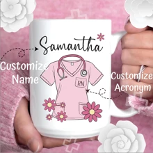 Valentinstag Geschenk, Muttertags Geschenk, Vatertags Geschenk, Personalisierte Tasse für Gesundheitsdienstleister, Personalisierte Krankenschwester Tasse mit Namen, Süße Gänseblümchen Tasse, Geschenk für Krankenschwester, Pflegestudent, Krankenschwester Abschluss Leicht zu reinigen, Exquisit, Hochwertige Personalisierte, Einzigartige Ideale Geschenke für Sie, Ihn, Freund, Freundin, Vater, Mutter, Familie, Freunde, Schüler, Arbeiter, Schule, Zuhause, Büro, Multifunktional, Dekorativ, Wiederverwendbar, Exquisit, Stilvolle, Hochwertige, Farbige, Moderne, Personalisierte, Einzigartige, Ideale Geschenke für Ihn, Ideale Geschenke für Sie, Freund, Vater, Freundin, Mutter, Familie, Freunde, Teeraum, Zuhause, Garten, Büro, Für Jahrestage, Für Valentinstag, Für Muttertag, Für Geburtstage, Für Vatertag, Für Abschluss, Für Hochzeiten, Für Einweihung, Personalisierte Tassen, Zuhause Auffrischen, Weihnachtsdekoration, Herbst Zuhause Auffrischen