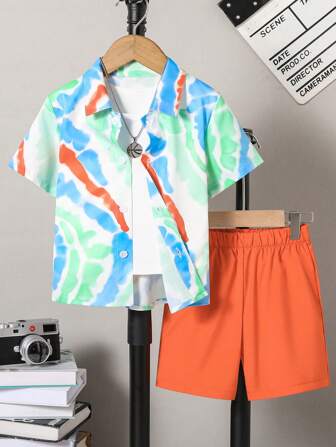 2 件套年轻男孩户外休闲度假绿色、橙色、蓝色拼接透气衬衫搭配橙色短裤，夏季服装