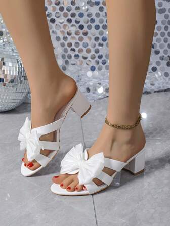女士时尚新款白色带扣蝴蝶结圆头中跟粗跟凉鞋 5.5 厘米，经典罗马复古性感凉鞋，适合婚礼、派对、新娘，超宽加大码 41-44