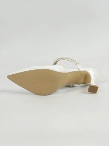 女士白色尖头细高跟珍珠装饰高跟鞋，舒适时尚日常及派对穿着高跟鞋