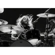 一张音乐专辑《Game Over》的海报，采用帆布印刷工艺，展现了流行嘻哈歌手心理剧演唱会中的单曲，可作为房间装饰的墙面艺术品。（无框） - 彩色 - 查看 29