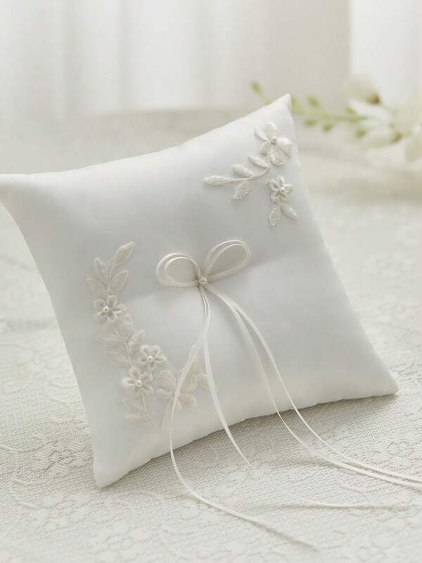 1 Stück beiges quadratisches Ringkissen mit romantischer Stickerei, Schleife und Kunstperlen Design, geeignet für Hochzeit im westlichen Stil/Garten/Veranstaltungsort, Hochzeitsdekoration, Heimdekoration, Raumdekoration, Partybevorzugungen, Braut Geburtstagsdekoration, Partydekoration Junggesellinnenabschied
