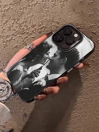 1 Stück personalisierter Foto-Schwarze Hülle kompatibel mit Apple 15 Pro Max / S25 Ultra / S25 Plus / Redmi und anderen Modellen, personalisierte Hochzeitsfoto-Hülle, Geschenk für Paar, Freunde, Familie, Abschluss, Stylisch, Farbig, Vintage, Süß, Schlicht, Witzig, Individuell, Personalisiert, Einzigartig, Ideale Geschenke für Ihn, Ideale Geschenke für Sie, Freund, Freundin, Familie, Freunde, Großeltern, Paar, für Jahrestage, für Geburtstage, Saisonauswahl, 2025phonecase