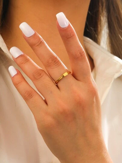 1 件轻巧紧凑的女士珠宝，个性化雕刻金属立方体字母戒指，18K 镀金不锈钢