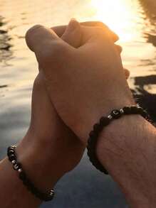 Brazalete de cuentas de piedra negra esmerilada de 6 mm Pulsera con 26 letras iniciales del nombre con cuerda elástica para regalos de pareja, amistad y familia