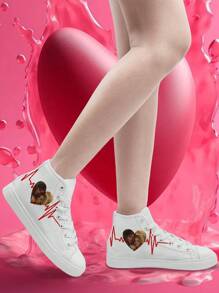 情侣定制高帮帆布鞋 - 个性化照片设计，心形爱心图案，情人节、周年纪念日、生日的完美礼物，适合他和她的鞋子，独特的可定制情侣运动鞋 - 白色 - 查看 3