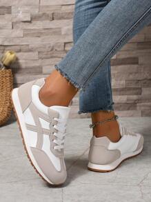 2025 秋季女士舒适圆头仿皮拼接撞色系带运动鞋，适合春秋季